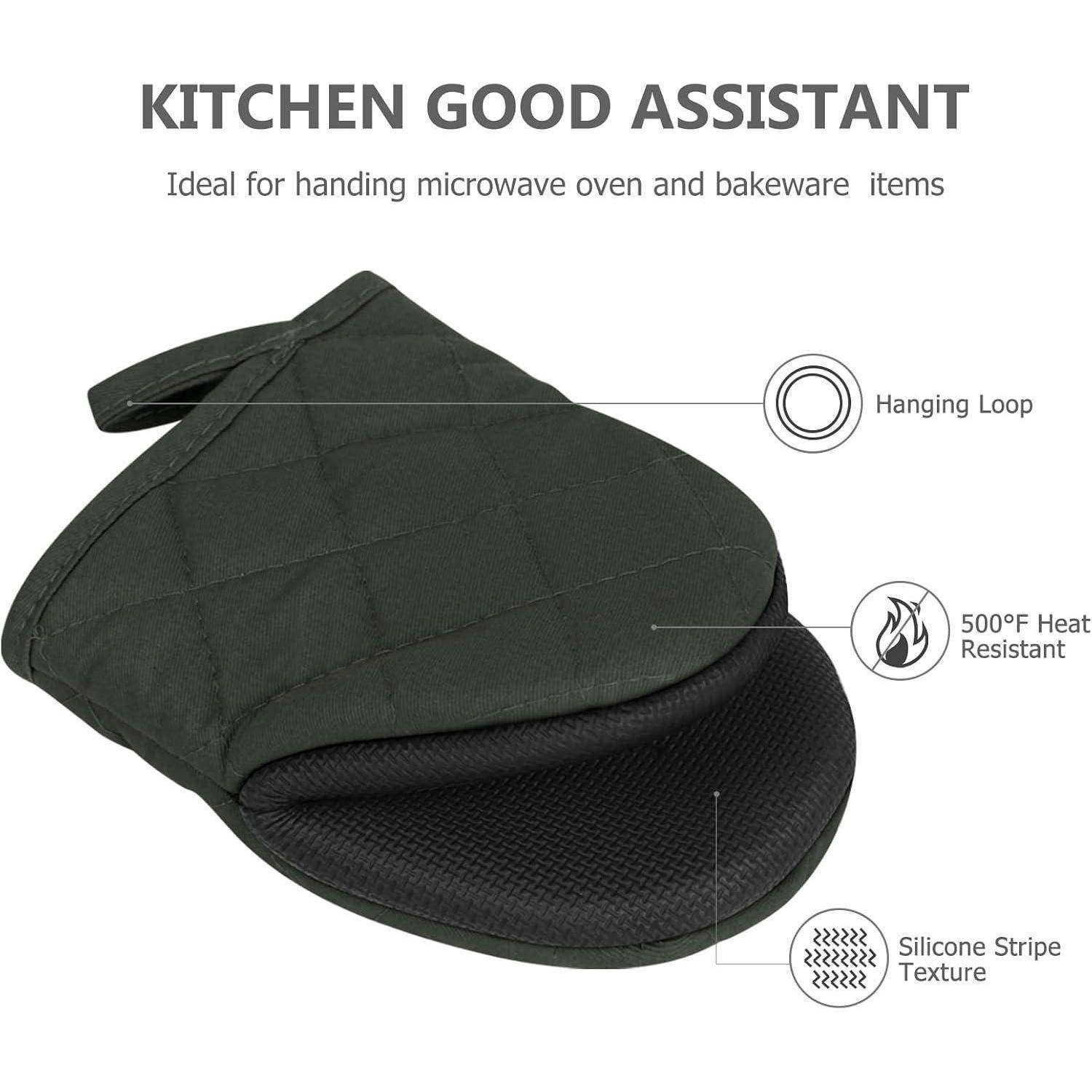 Schwarzer gesteppter Küchenhandschuh zum Anfassen von heißen Mikrowellen- und Backofenbehältern mit Aufhängeschlaufe, Hitzebeständigkeit bis 500°F und strukturierte Silikonstreifen.