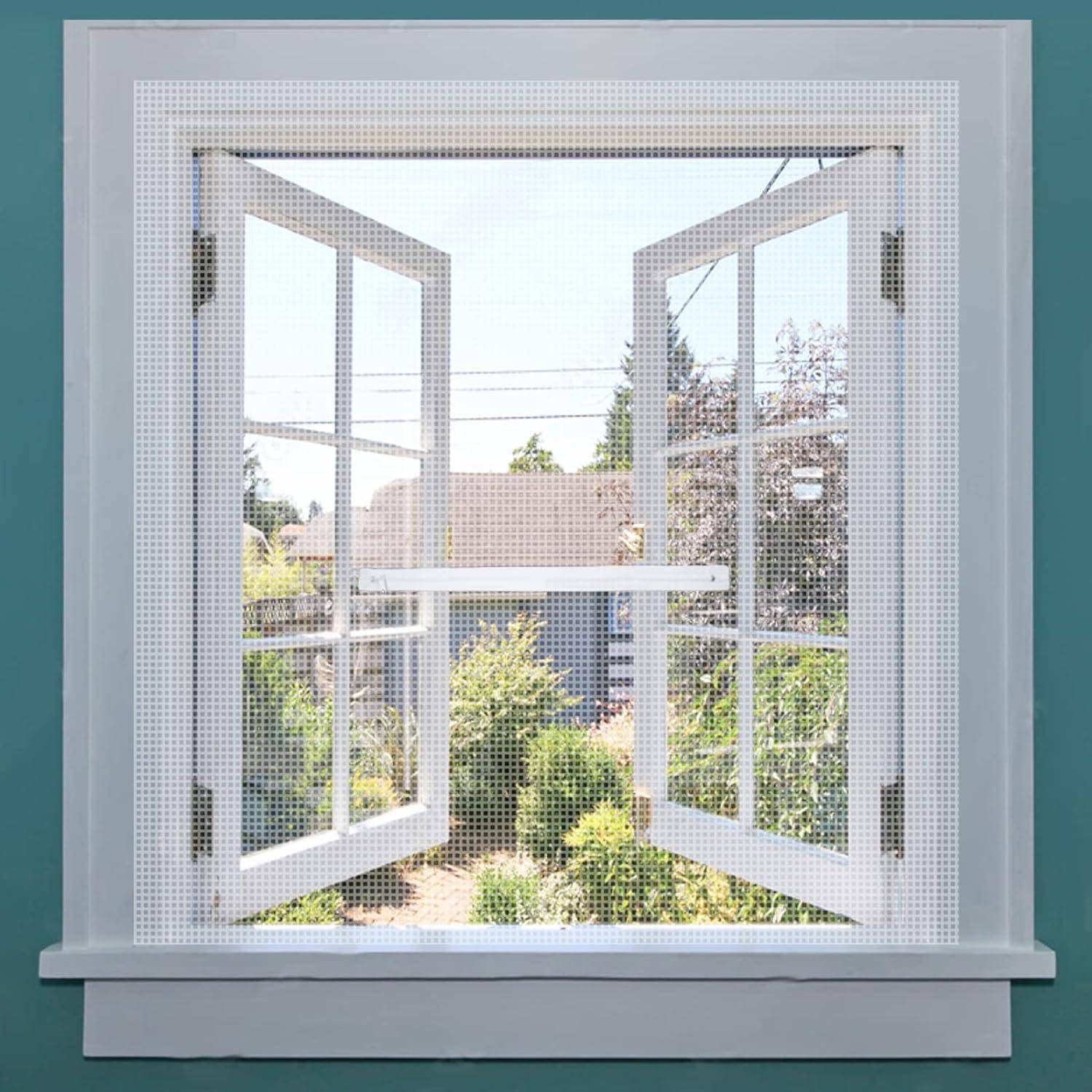 Offenes weißes Sprossenfenster mit Fliegengitter, mit Blick auf einen sonnigen Garten und Nachbarhäuser.