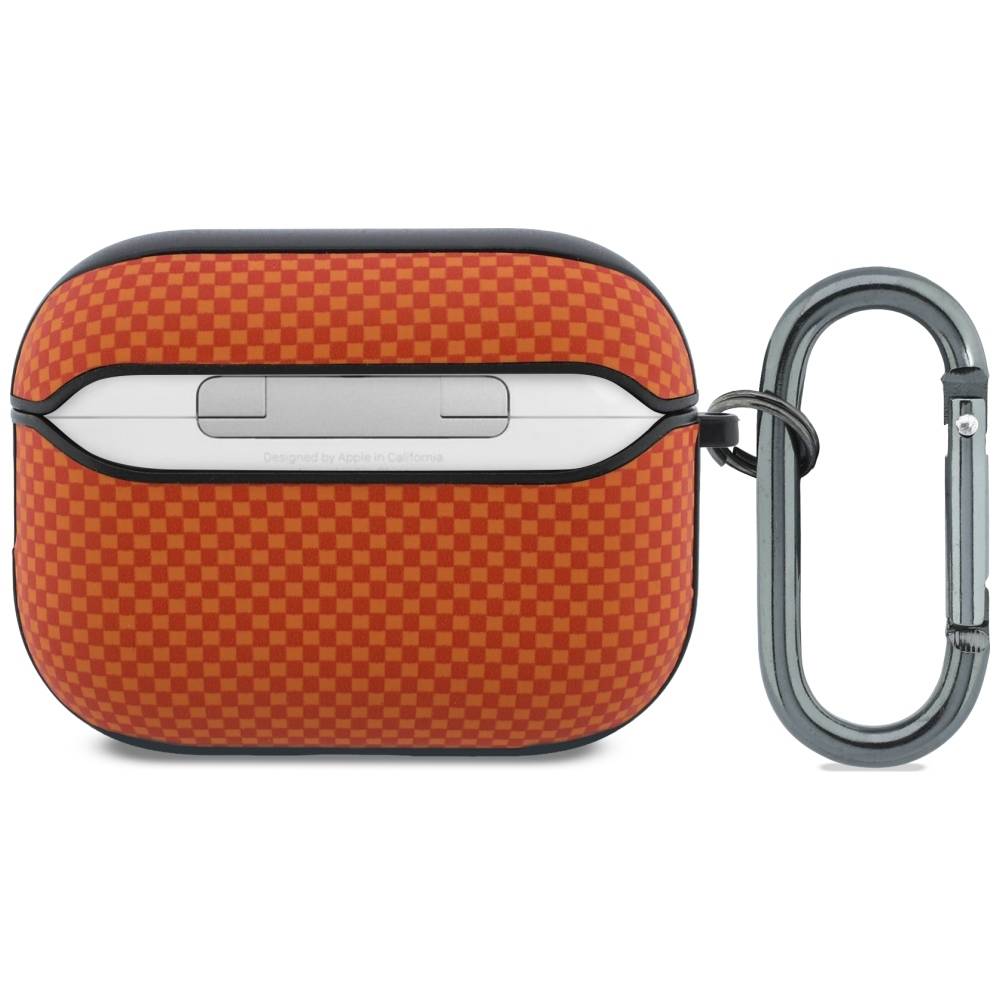 Orange kariertes AirPods-ähnliches Etui mit silbernem Frontpanel und angebrachtem grauem Karabinerverschluss auf weißem Hintergrund.