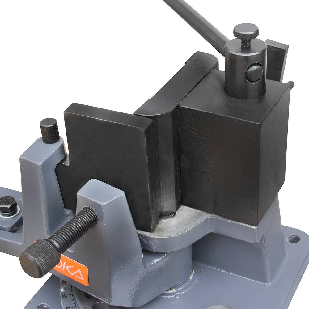 Nahaufnahme eines Metallwerkzeugschraubstocks oder einer Klemme mit schwarzen Backen und grauer Basis, vor einem weißen Hintergrund dargestellt.