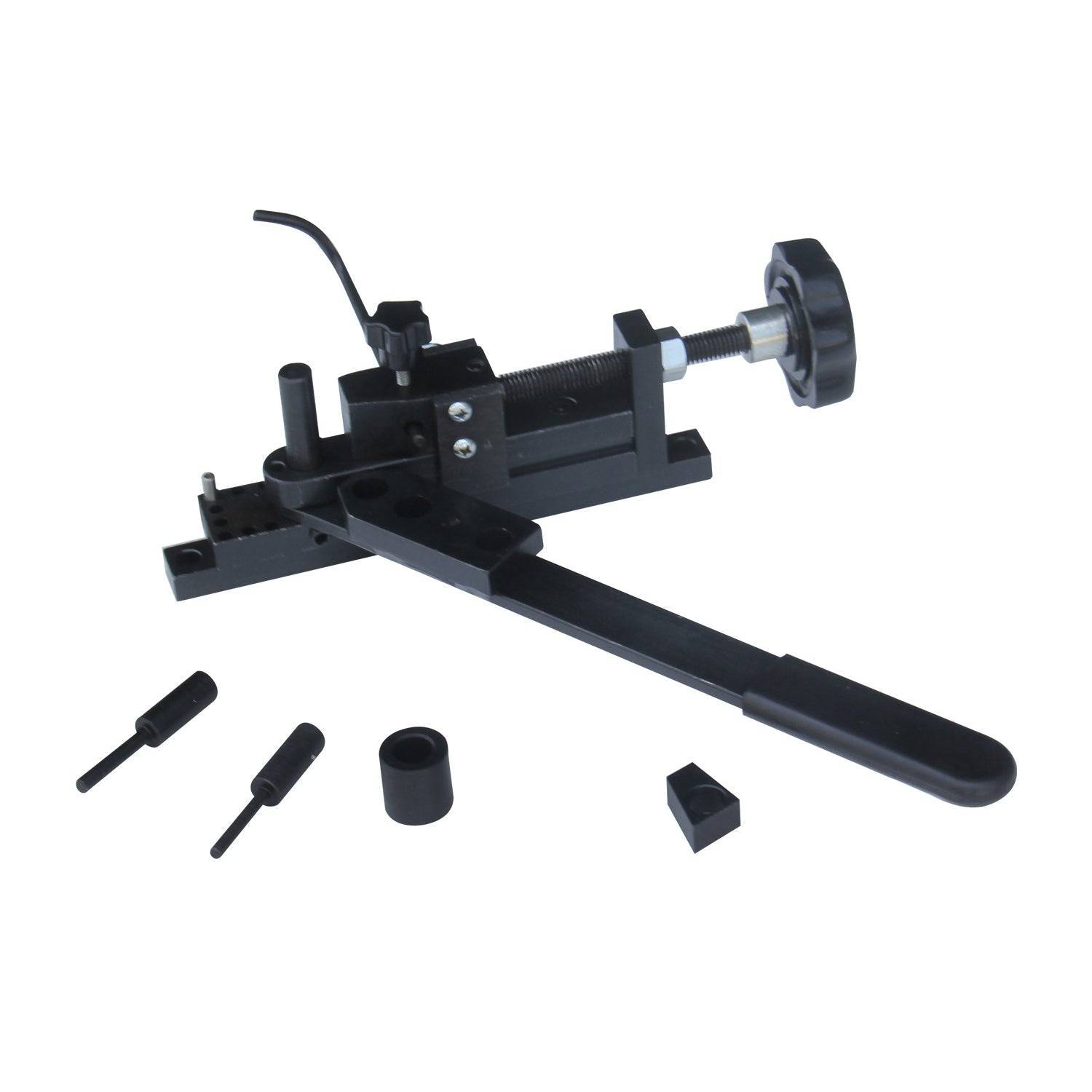 Schwarzes manuelles mechanisches Werkzeug mit einem langen Hebel, Einstellknopf und mehreren kleinen Anbauteilen auf weißem Hintergrund.