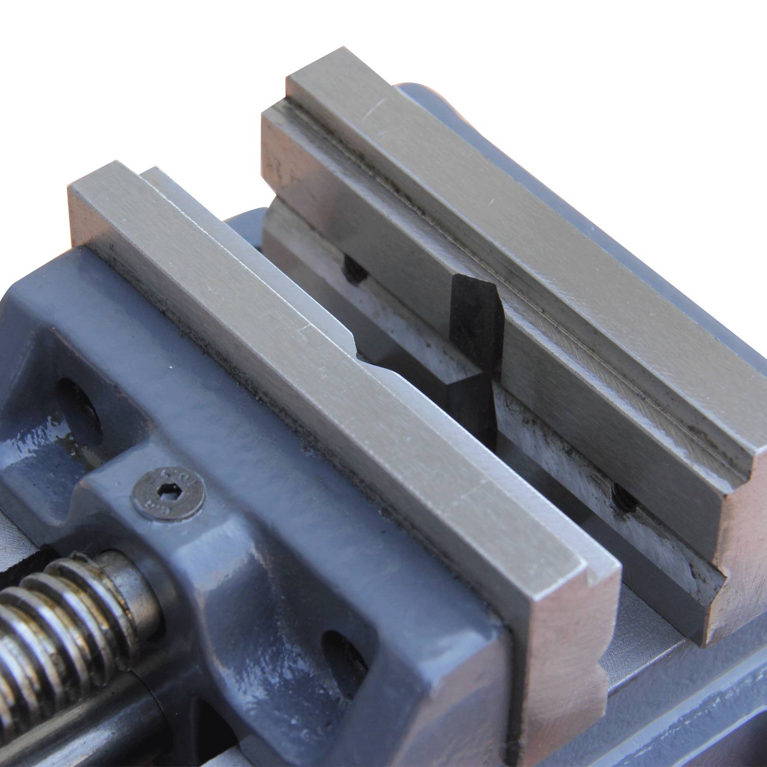 Nahaufnahme einer Metallschraubzwinge mit silbernen Backen und einer Gewindeschraube, vor schwarzem Hintergrund dargestellt.