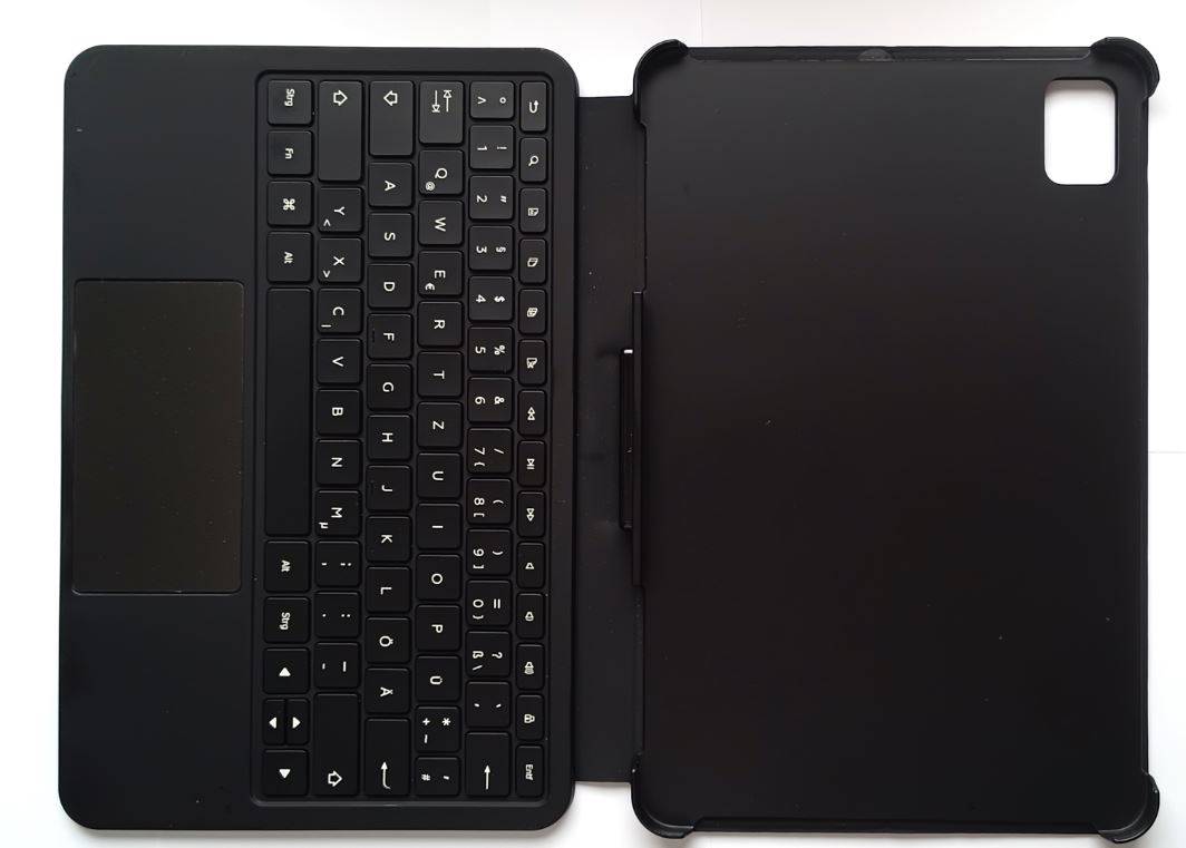 Schwarze Tablet-Schutzhülle mit Tastatur, offen dargestellt, mit integriertem Trackpad auf der linken Seite und einer schützenden Rückseite mit Kameraaussparung auf der rechten Seite.