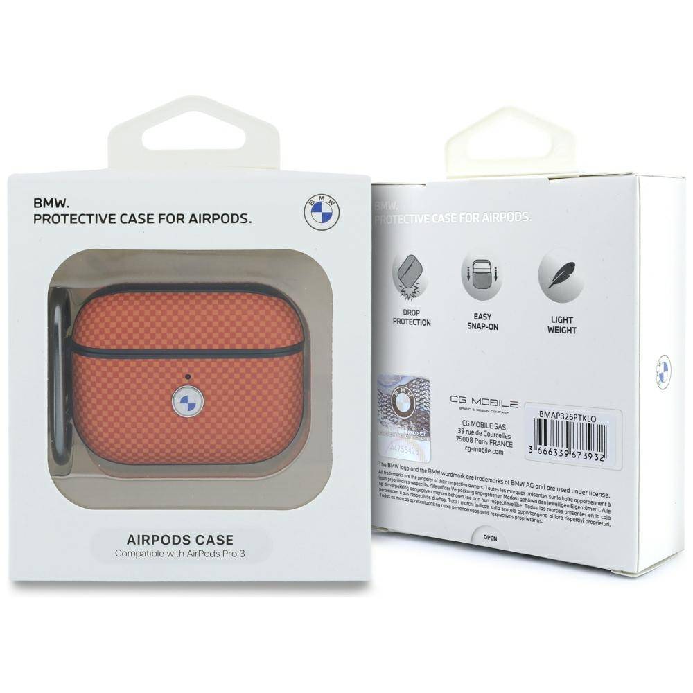 BMW Schutz-AirPods-Hülle Verpackung mit orangefarbener karierter Hülle im Vordergrund und Produktmerkmalen auf der Schachtel.