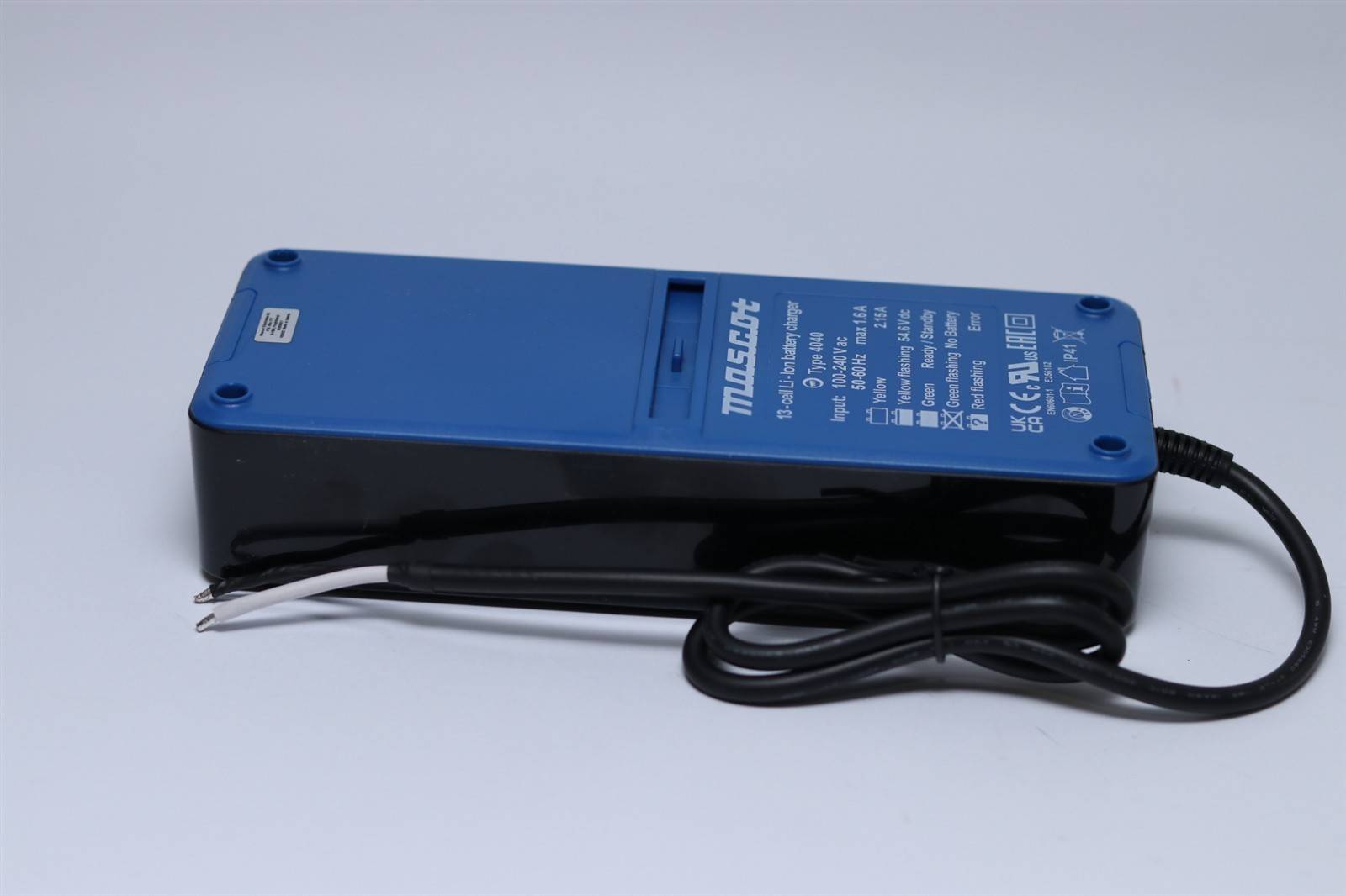 Blauer elektronischer Netzteil mit angeschlossenem schwarzem Kabel und Stecker, liegend auf einer weißen Oberfläche.