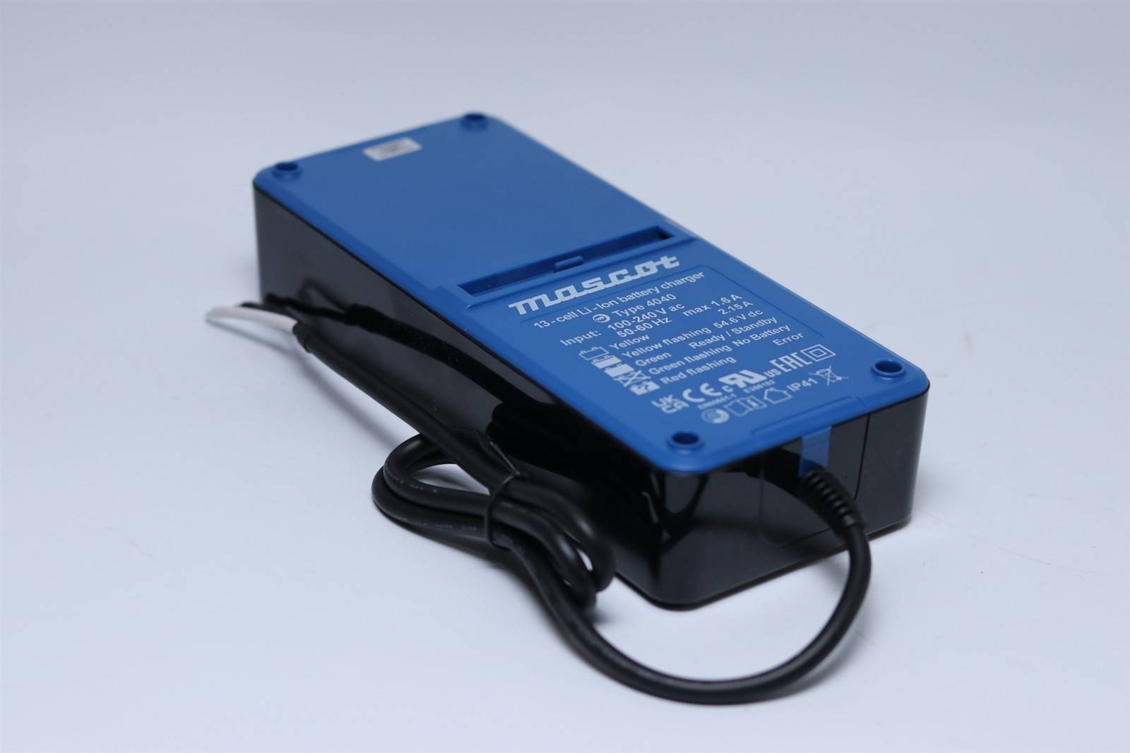Blaues elektronisches Gerät mit schwarzem Stromkabel und Steckverbindern, gezeigt auf einer einfachen weißen Oberfläche.