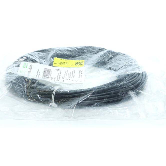 Aufgerolltes schwarzes Kabel in einer durchsichtigen Plastiktüte mit Produktetiketten, gezeigt auf weißem Hintergrund.