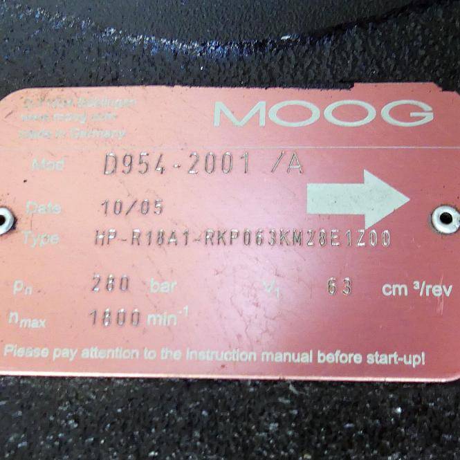 Nahaufnahme eines MOOG-Maschinenschildes zeigt Modell D954-2001/A, Datum 10/05, Typ HP-R18A1-RKP065KM28E1Z00 und Spezifikationen 260 bar, 63 cm³/U, 1800 min⁻¹.