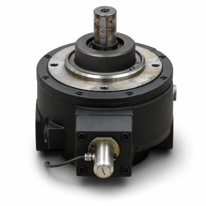 Industrieller Drehantrieb oder Motoreinheit mit zentraler Welle und frontseitig montiertem Stecker auf weißem Hintergrund.
