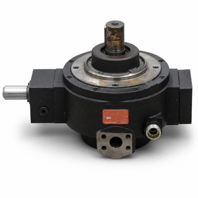Schwarzer Industrieller Hydraulikmotor oder Getriebe mit vorstehenden Wellen und Montageflansch auf weißem Hintergrund.