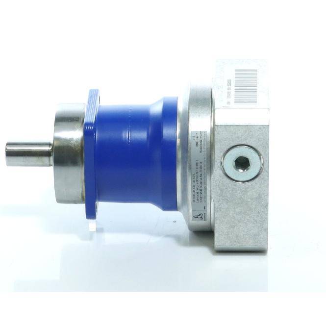 Industrielles Drehgetriebekasten oder Motoreinheit mit blauem Gehäuse, metallischem Schaft und quadratischem silbernem Befestigungsblock auf weißem Hintergrund.