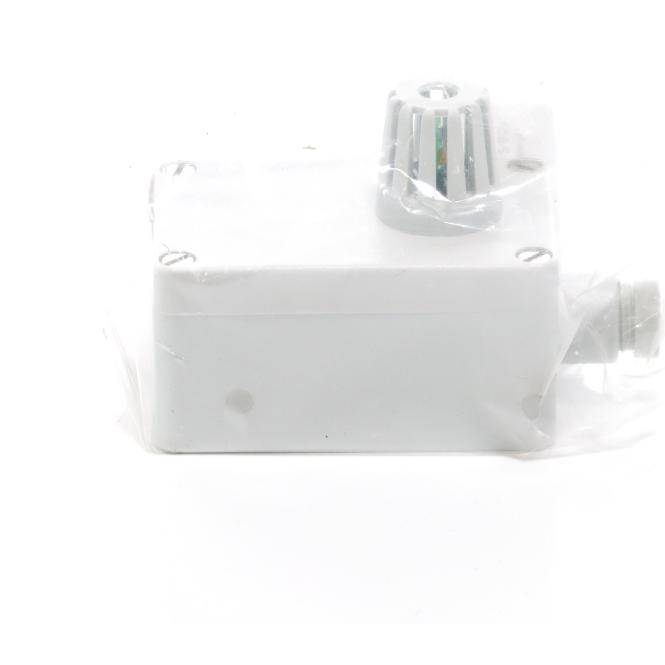 Weiße Kunststoff-Elektroverteilerdose in durchsichtiger Kunststofffolie verpackt, mit seitlichem Kabelstecker und Rohrverschraubungsöffnung oben auf einfachem weißem Hintergrund.