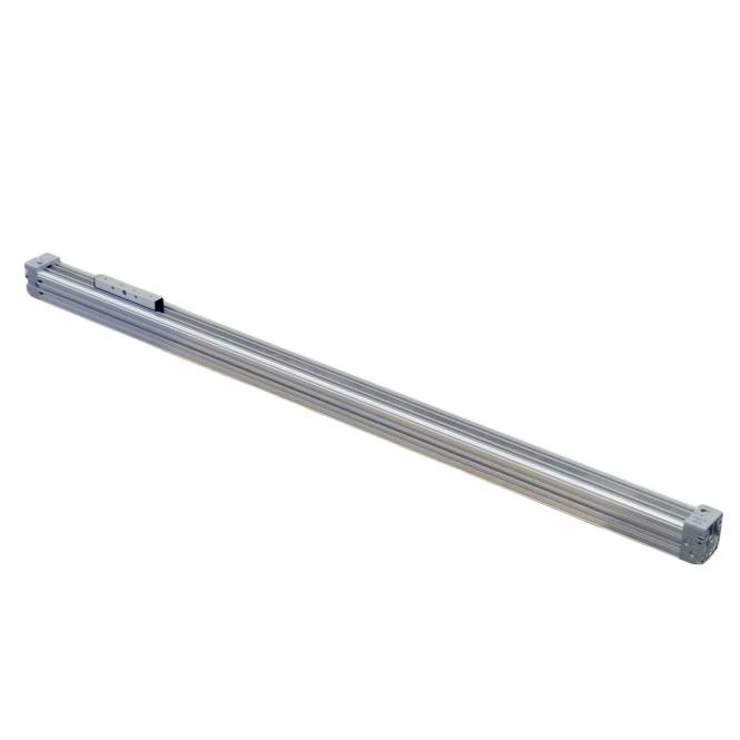 Lange silberne Aluminium-Linearschiene oder Gleitschiene mit Endbefestigungen, diagonal auf weißem Hintergrund dargestellt.