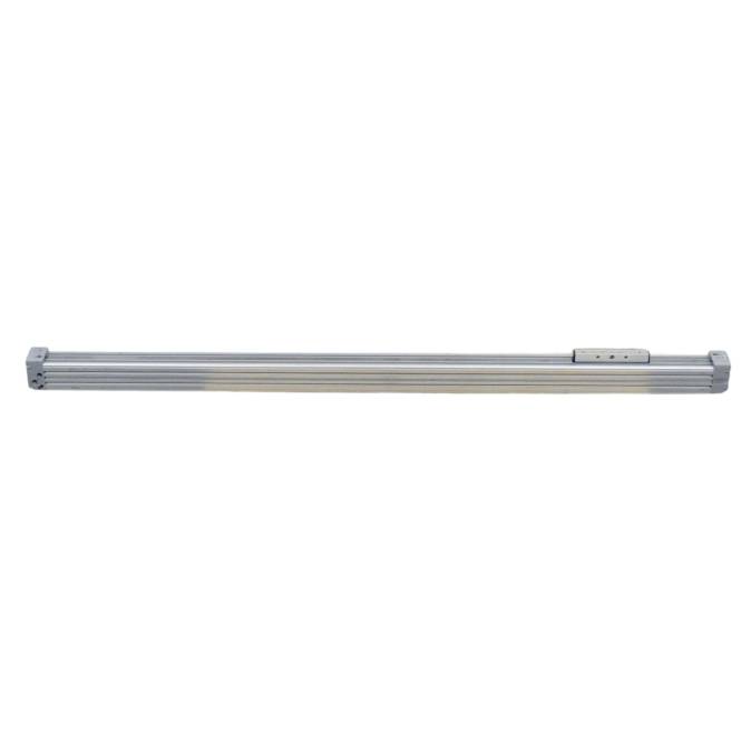 Lange silberne Aluminium-Schiene oder Gleis mit einer kleinen Gleitschiene, horizontal auf weißem Hintergrund dargestellt.