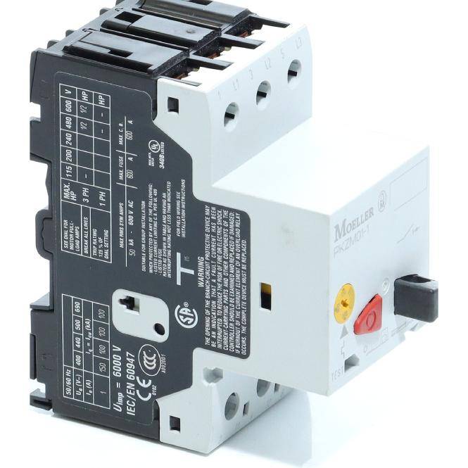 Industrielles Schutzschaltermodul mit schwarzweißem Gehäuse, gekennzeichneten Spezifikationen und einem rot/gelben Schalter an der Seite.
