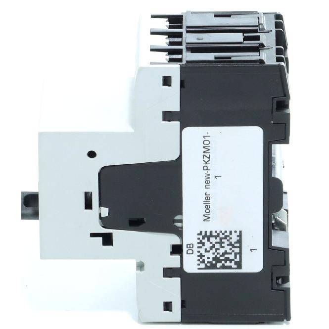 Nahaufnahme eines schwarz-silbernen elektrischen Moduls mit einem Barcode-Etikett, wahrscheinlich ein Automobil-Relais oder eine Steuereinheit, gezeigt auf weißem Hintergrund.