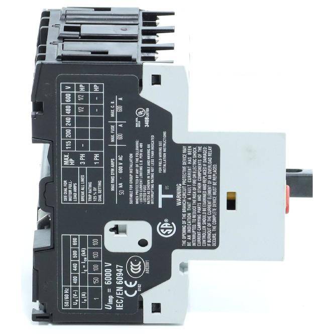Nahaufnahme eines schwarzen und grauen elektrischen Motoranlassers oder Schaltschutzschalters mit auf seinem Etikett aufgedruckten Spannungs- und Strombelastungstabellen.