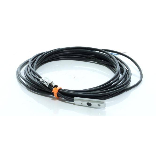Aufgerolltes schwarzes Kabel mit einem kleinen Metall-Sensor oder Stecker, dargestellt auf weißem Hintergrund.