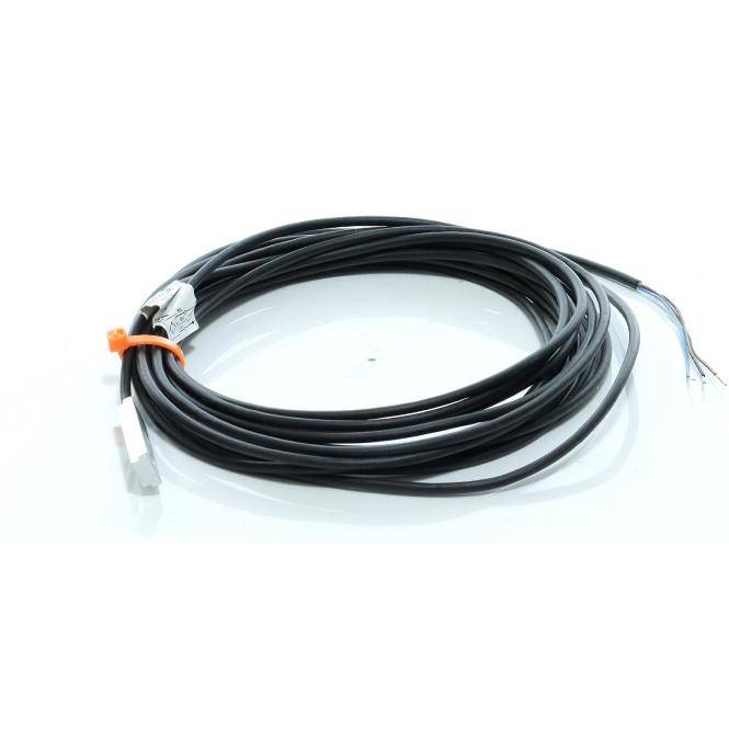Aufgerolltes schwarzes Kabel mit freiliegenden Drahtenden, gesichert mit einer orangefarbenen Bindung auf weißem Hintergrund.