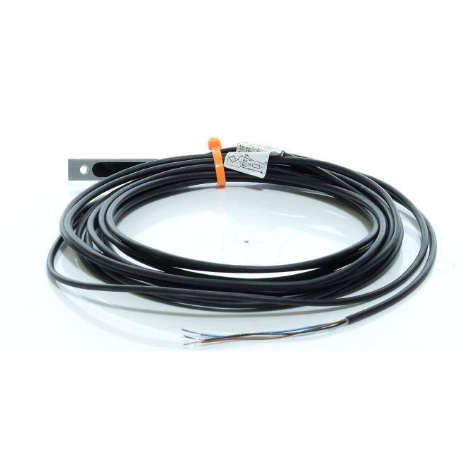 Gewickeltes schwarzes Kabel mit freiliegenden Drahtenden und einer Befestigungslaschen, gesichert mit einem orangefarbenen Verschluss auf weißem Hintergrund.