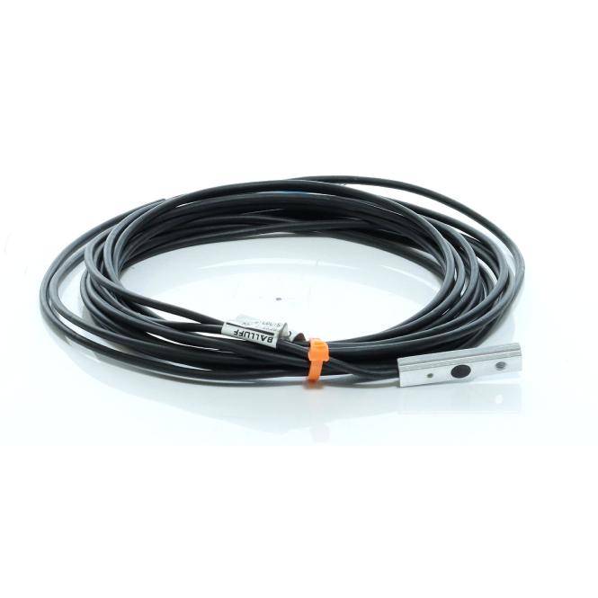 Aufgerolltes schwarzes Kabel mit einem Metallsensor oder Steckerende, gesichert durch eine orangefarbene Bindung auf weißem Hintergrund.