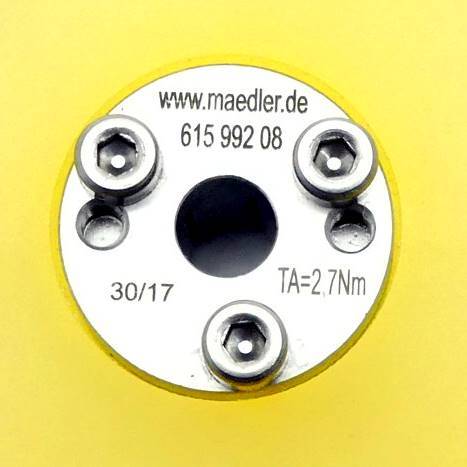 Nahaufnahme einer weißen metallischen Kreiskomponente auf gelbem Hintergrund, beschriftet mit 'www.maedler.de', '615 992 08', '30/17' und 'TA=2,7 Nm'.