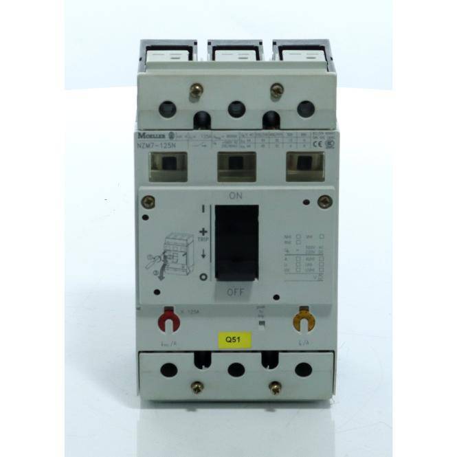Dreipoliger Elektroschutzschalter mit zentralem Ein-/Ausschalter und Klemmenöffnungen, frontal auf weißem Hintergrund dargestellt.