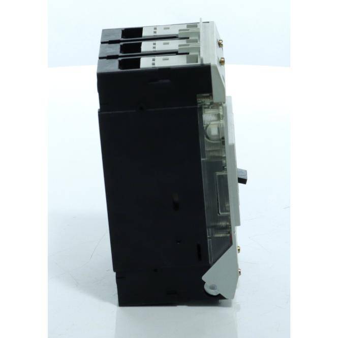Seitenansicht eines schwarzen elektronischen Schutzschalters oder Moduls mit drei Anschlussplätzen oben und einer durchsichtigen Seitenschutzkappe.