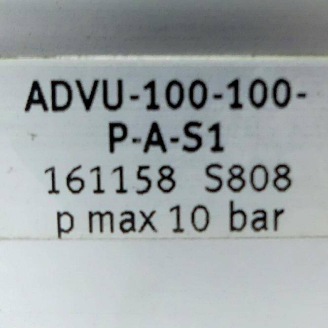 Nahaufnahme eines Maschinenetikett mit der Aufschrift 'ADVU-100-100-P-A-S1', '161158 S808' und 'p max 10 bar'.