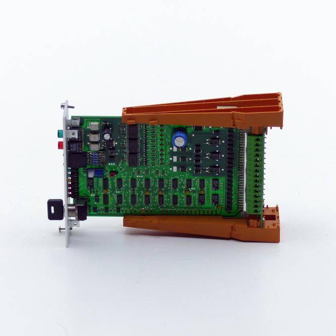 Elektronisches Schaltungsmodul in orangefarbenem Gehäuse, Seitenansicht auf weißem Hintergrund gezeigt.