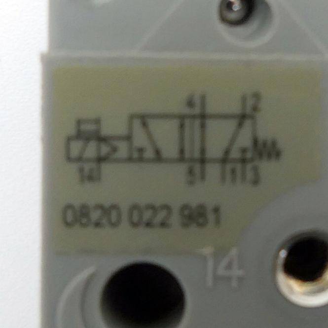 Nahaufnahme eines Pneumatikventil-Schaltplans und der Teilenummer '0820 022 981', die auf einer Maschinenkomponente gedruckt ist.