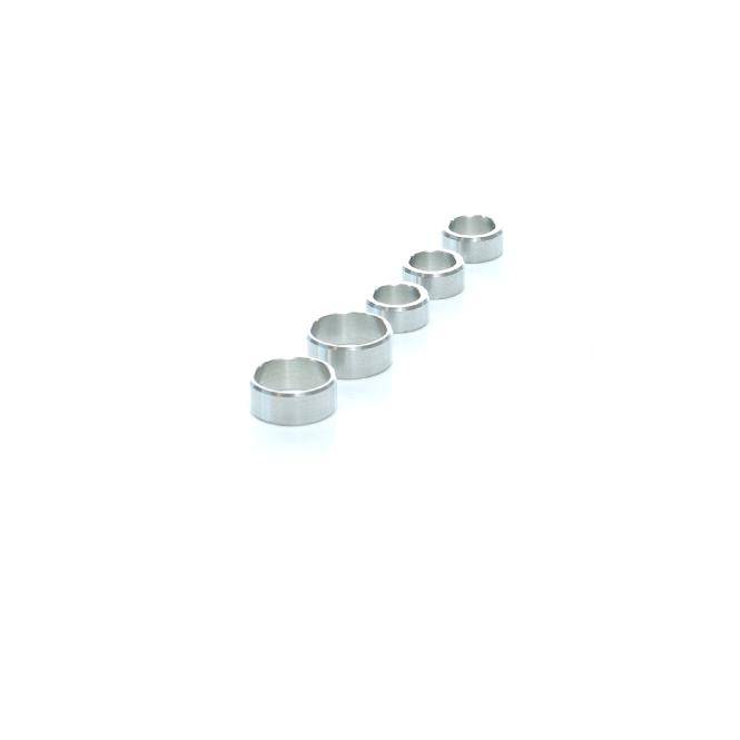 Fünf silberne metallische zylindrische Ringe diagonal auf weißem Hintergrund angeordnet.