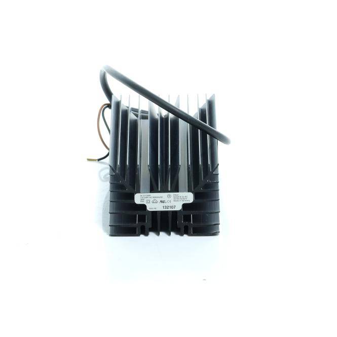 Schwarzflossiger elektronischer Kühlkörper mit angeschlossenem Stromkabel auf weißem Hintergrund.