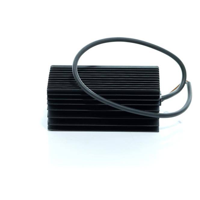 Schwarzes geripptes rechteckiges elektronisches Modul mit einer Schlaufenkabel auf weißem Hintergrund.