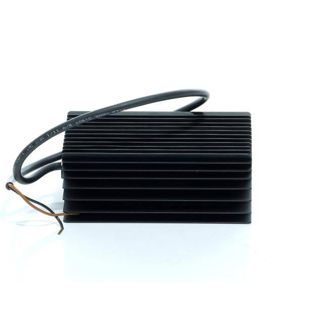 Schwarzer gefinnter elektronischer Kühlkörper oder Leistungsmodul mit angeschlossenem Kabel und freiliegenden Drähten auf weißem Hintergrund.