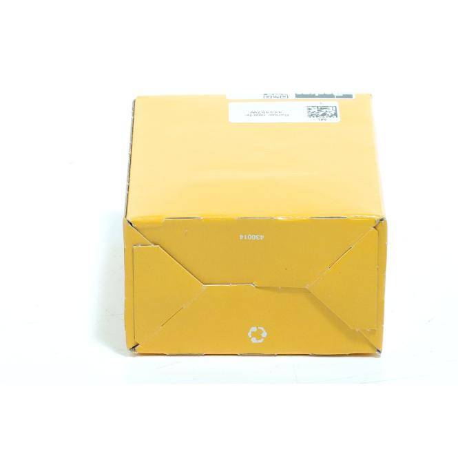 Gelbe Kartonversandbox mit weißem Etikett und Barcode auf der Oberseite, geschlossen vor weißem Hintergrund abgebildet.