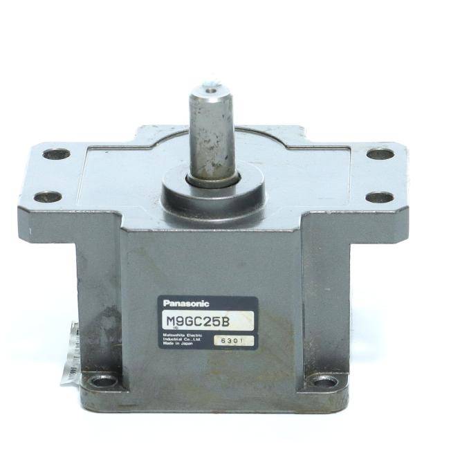 Industrieller Panasonic M9GC25B Metallmotor oder Getriebekasten mit hervorstehendem Wellenschaft, frontal auf weißem Hintergrund gezeigt.