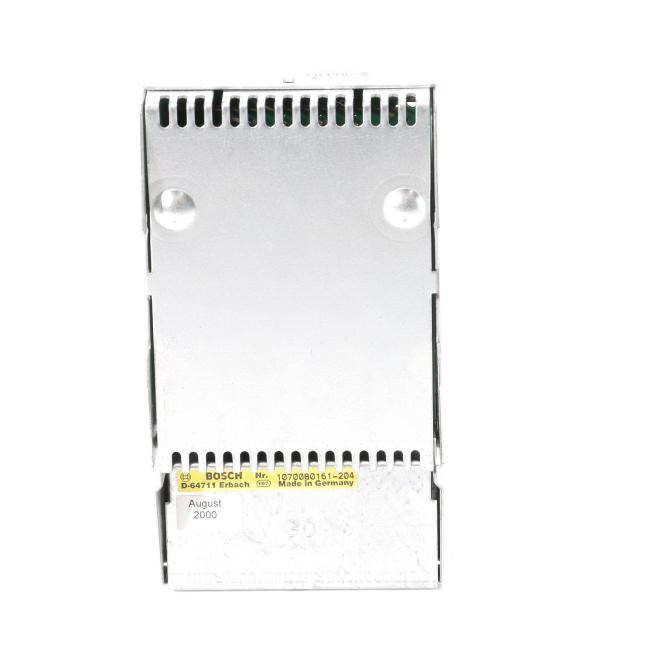 Silbernes Bosch-Elektronikmodulbauteil mit Steckkontakten und Kennzeichnung, dargestellt auf weißem Hintergrund.