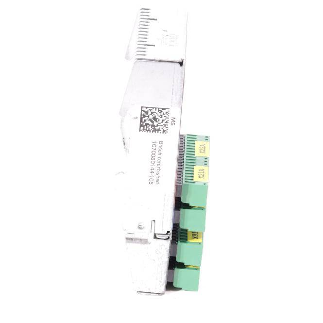 Nahaufnahme eines weißen MVS-Elektronikmoduls mit QR-Code und grünen Anschlussklemmen, isoliert auf weißem Hintergrund.