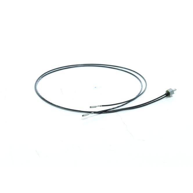 Aufgerolltes schwarzes Kabel mit Metallsteckern auf weißem Hintergrund.