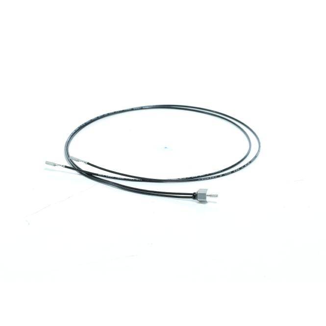Aufgewickeltes schwarzes Kabel oder Draht mit Metallsteckern auf weißem Hintergrund.
