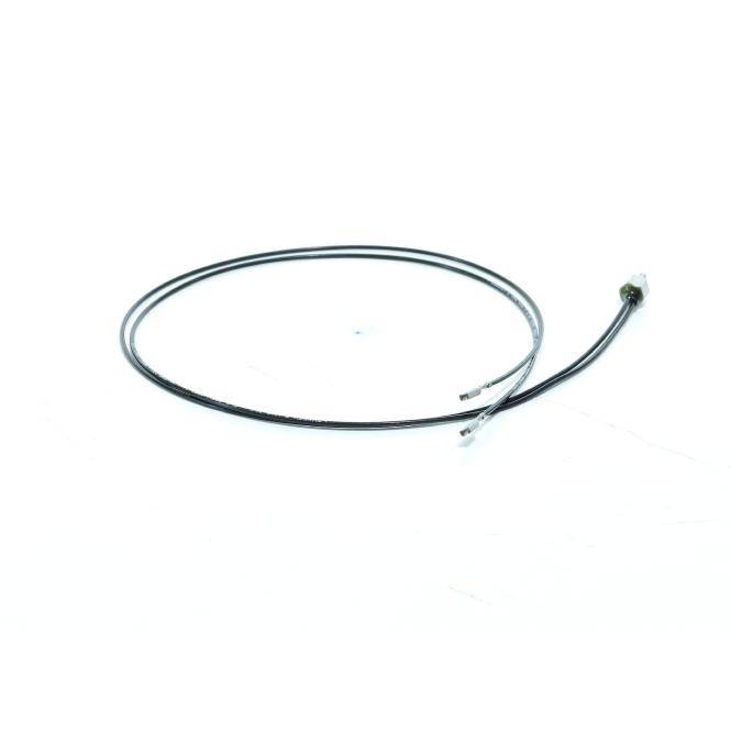 Aufgerolltes schwarzes Kabel mit Steckverbindern auf weißem Hintergrund.