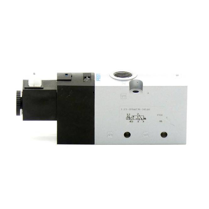 Industrieller pneumatischer Ventilblock mit schwarzem Aktuator auf der linken Seite und silbernem Gehäuse mit Anschlüssen auf der rechten Seite, freigestellt auf weißem Hintergrund.