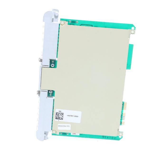 Rückansicht eines elektronischen Leiterplattenmoduls mit einem großen beige Metallschirm und Steckerrandlaschen, isoliert auf weißem Hintergrund.