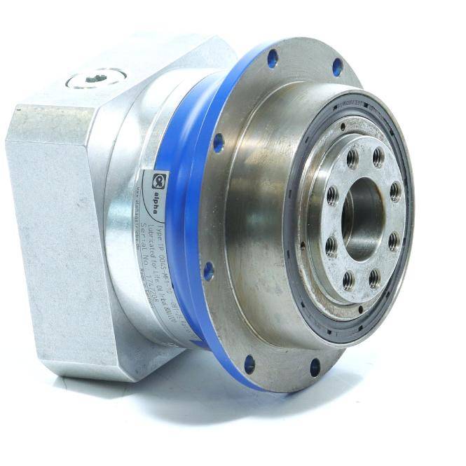 Metallischer Industrialkuppler oder Getriebekomponente mit sechskantigem Gehäuse, blauem Ring und verschraubtem kreisförmigem Flansch an der Vorderseite auf weißem Hintergrund.