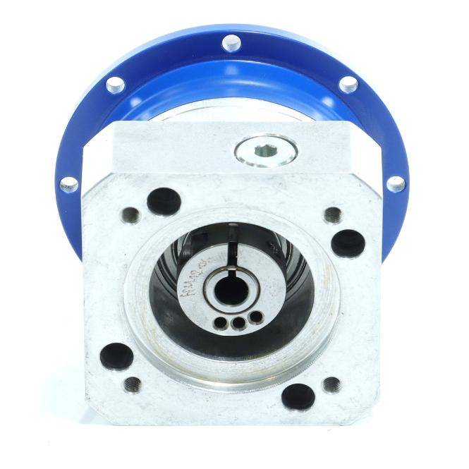 Frontansicht einer metallischen mechanischen Kupplung oder eines Motorkomponenten mit einem blauen kreisförmigen Flansch und einer zentralen kreisförmigen Öffnung.