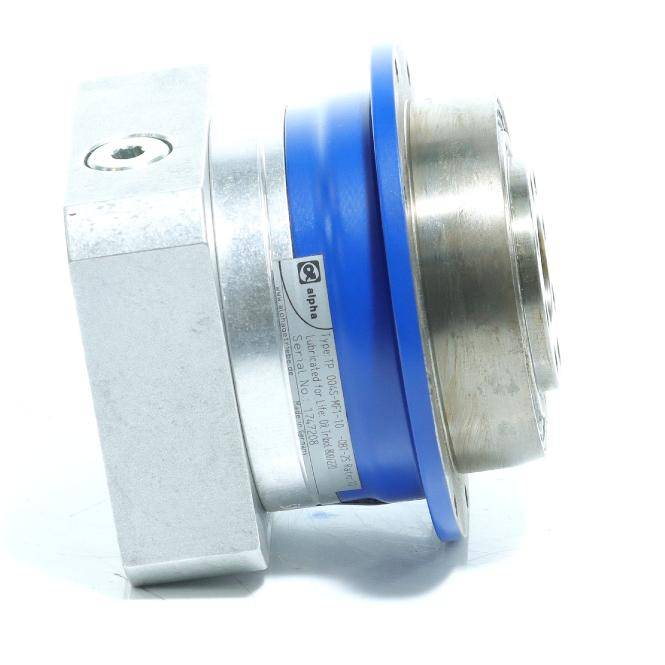 Nahaufnahme einer metallischen mechanischen Kupplung oder eines Adapters mit sechskantigem Ende und blauem Ring, isoliert auf weißem Hintergrund.