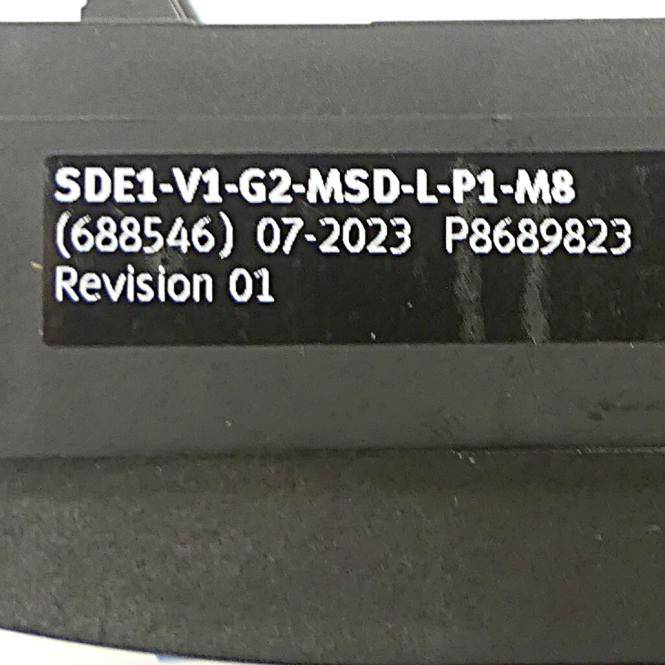 Nahaufnahme eines schwarzen Geräteetiketts mit der Aufschrift „SDE1-V1-G2-MSD-L-P1-M8
