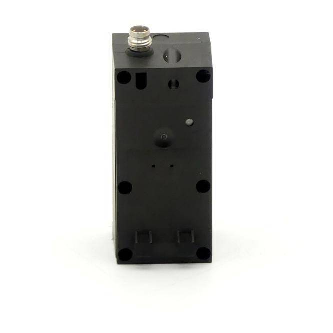 Schwarze rechteckige elektronische Komponente mit Befestigungslöchern und einem Metallstecker oben, gezeigt vor weißem Hintergrund.