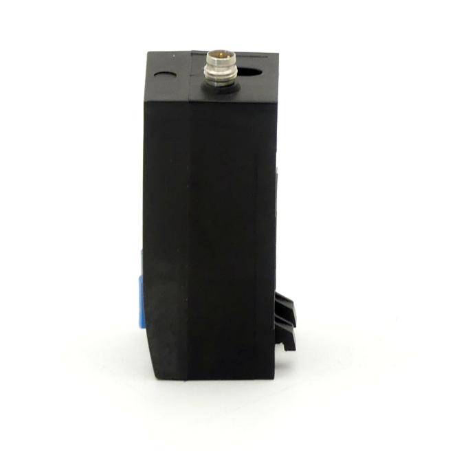 Schwarzes rechteckiges Elektrobauelement mit einem Metallanschluss oben, dargestellt in Seitenansicht auf weißem Hintergrund.